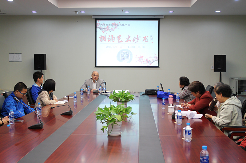 张老师为大家介绍朗诵方法1.jpg